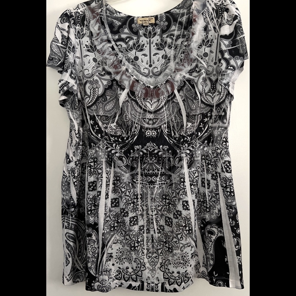 Blk & White sleeveless, lightweight decorative top. Excellent cond. Super soft